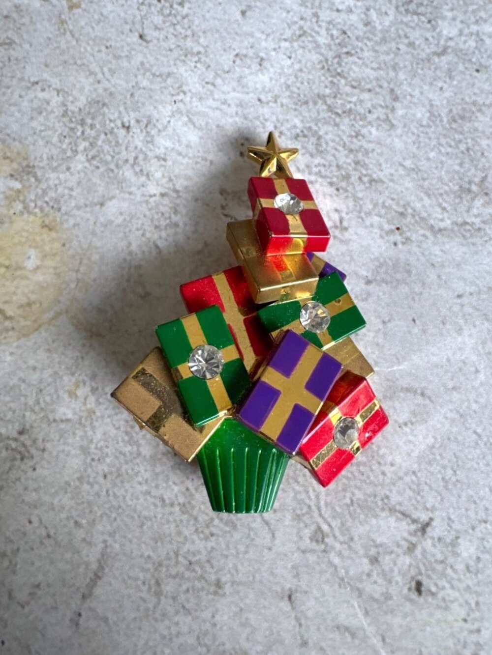 Avon Holiday Surprise Pin 1991 Vintage Christmas Tree Present Jewelry